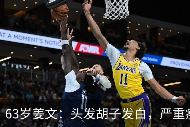 63岁姜文：头发胡子发白，严重瘦脱相，网友惋惜：一代男神也老了